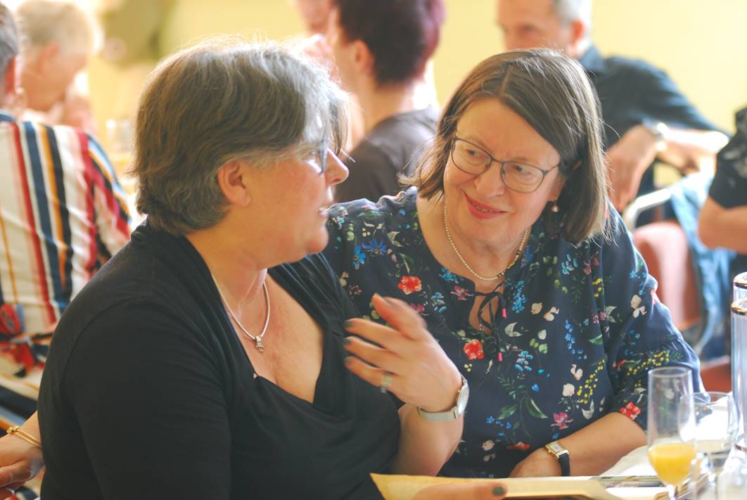 Ein Bild, das Person, Frau, Tisch, drinnen enthlt.

Automatisch generierte Beschreibung