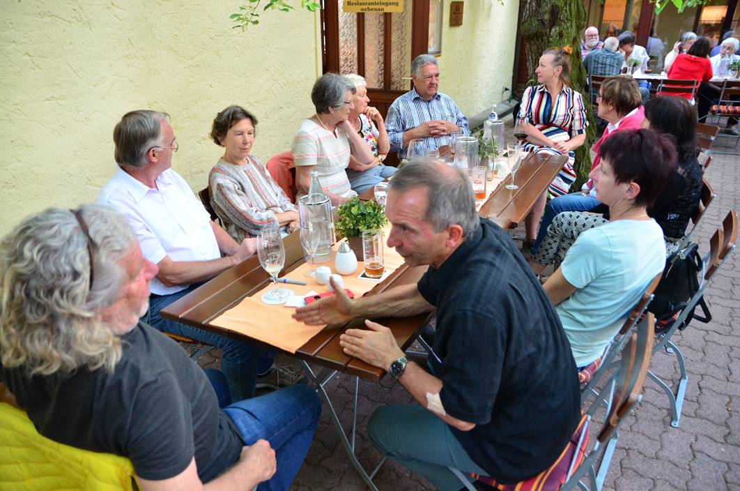 Ein Bild, das Person, sitzend, Tisch, Personen enthlt.

Automatisch generierte Beschreibung