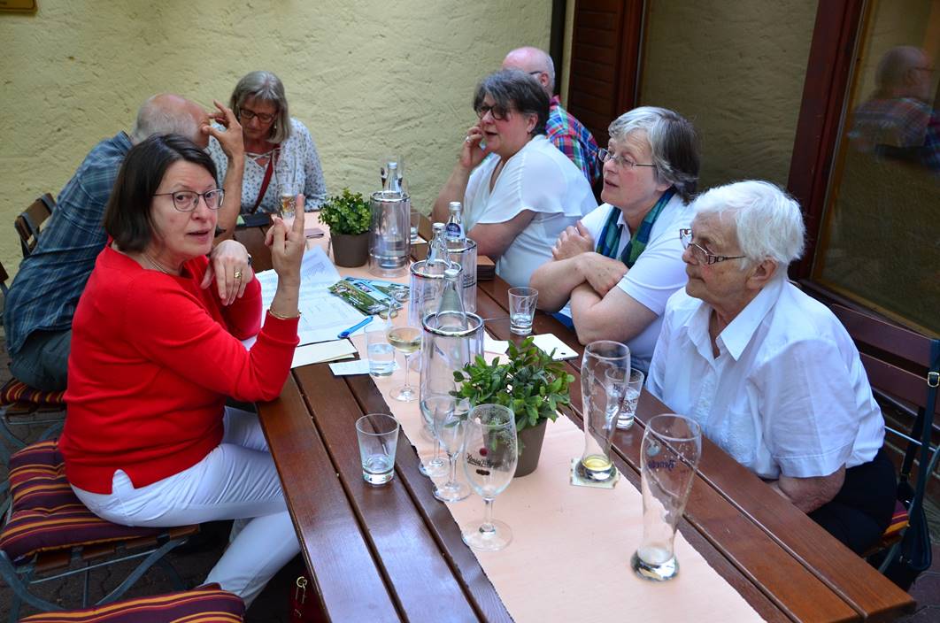 Ein Bild, das Person, Tisch, Wein, sitzend enthlt.

Automatisch generierte Beschreibung