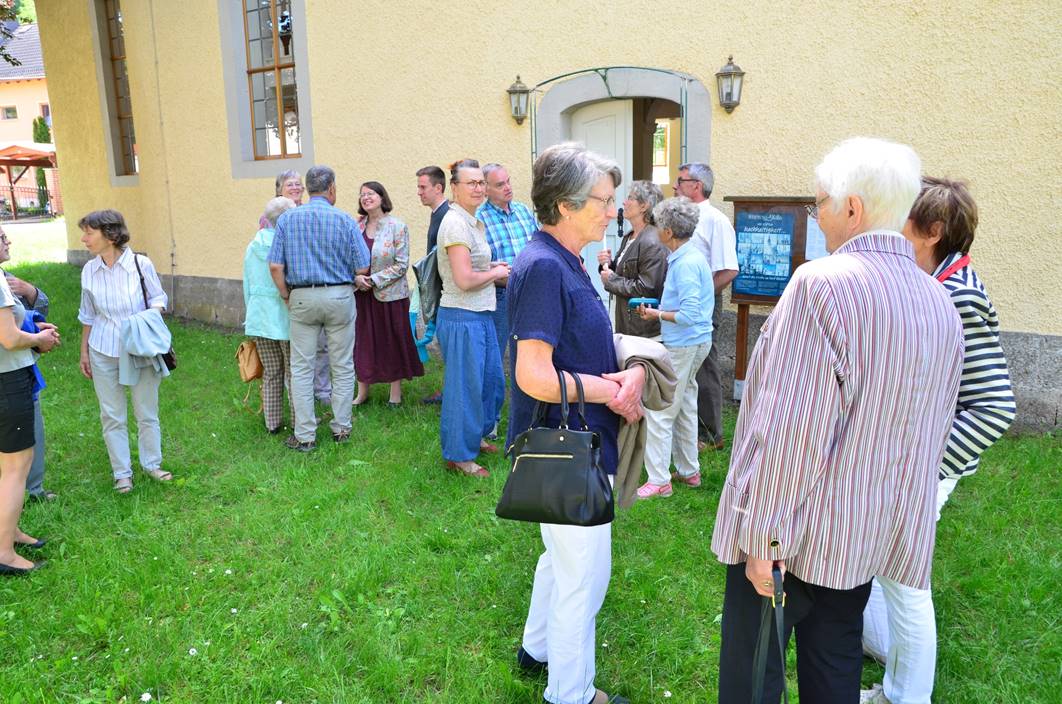 Ein Bild, das Gras, Person, drauen, stehend enthlt.

Automatisch generierte Beschreibung