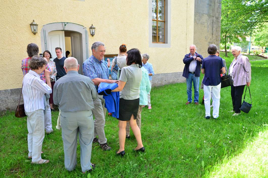 Ein Bild, das Gras, drauen, Person, stehend enthlt.

Automatisch generierte Beschreibung